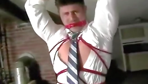 Spanish slut loves fucking her pussy