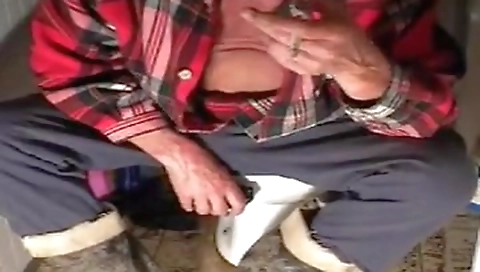 Tranny enjoys dildo up her pussy