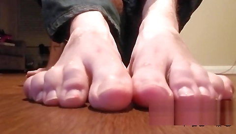 Super-hot black girl with hugetress