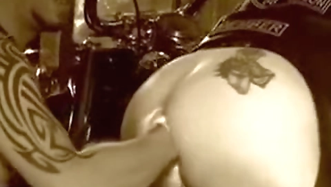 My girlfriend's pussy is ready to cum