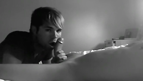 Sexy chick loves to fuck her pussy