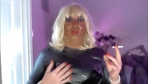 Blonde babe playing her pussy with toy