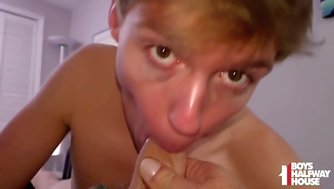 Sexy chick's tight pussy and a mouthful