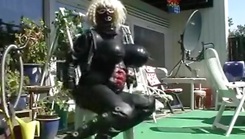 Sexy girl gets her pussy drilled in the park