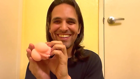 Spanish girl fucks her pussy