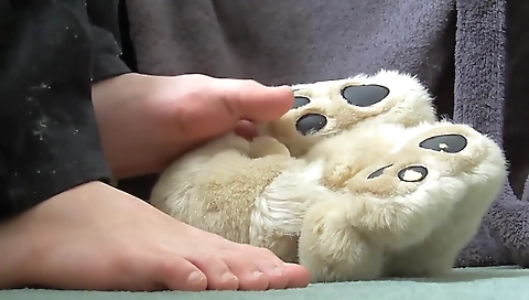 Sexy cutie has her pussy in the kitchen